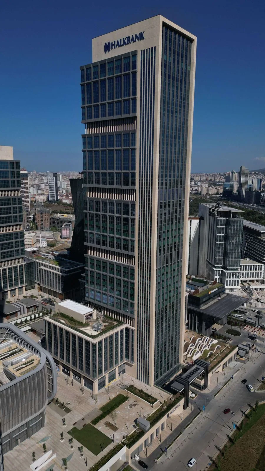 Halkbank Finans Merkezi kulesinin drone ile çekilmiş cephe görünümü